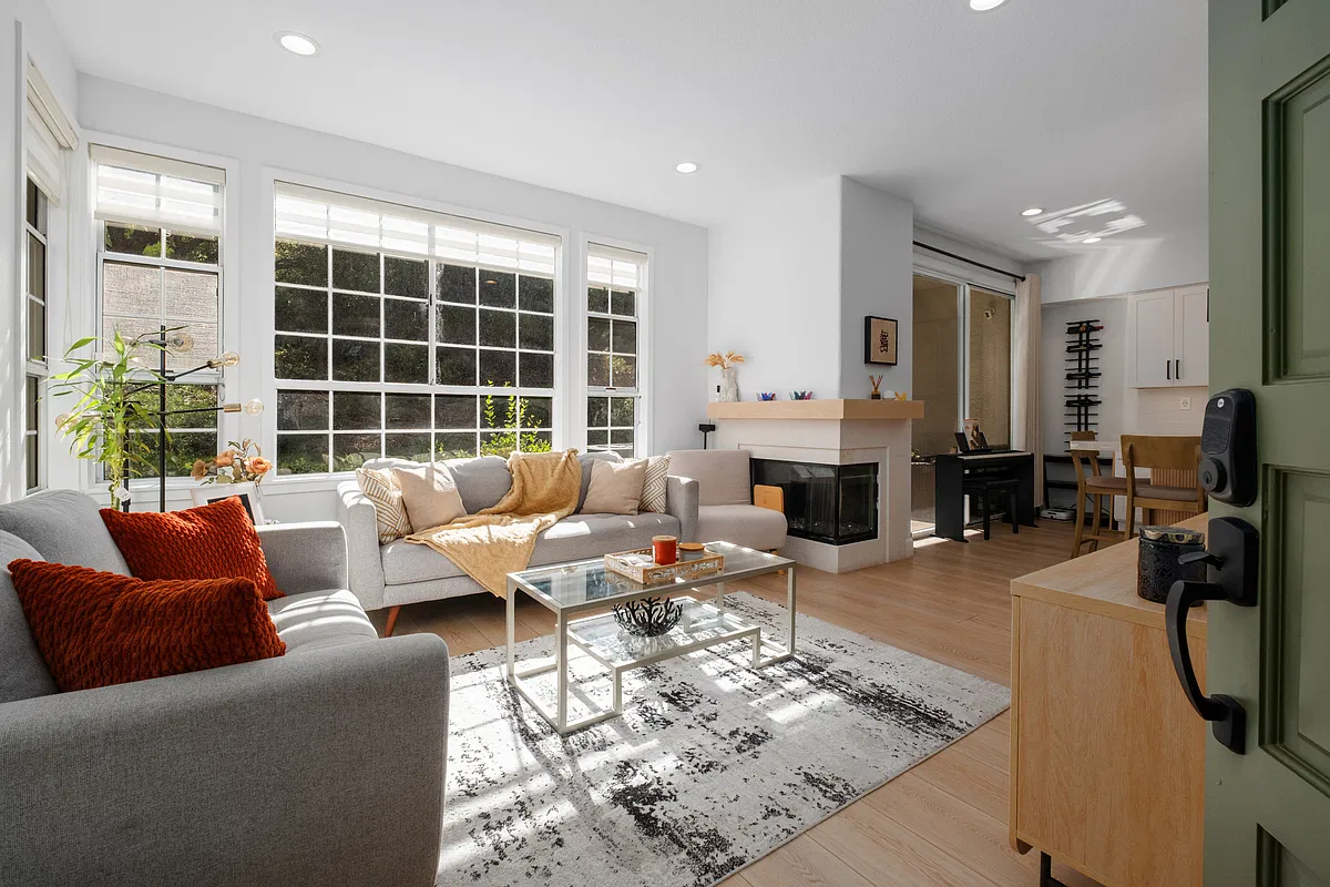 2 bed, 1035 sqft, $3,695 — Photo 4