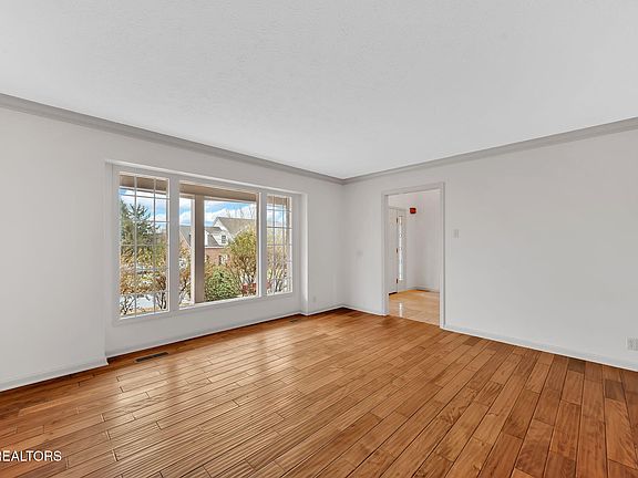 5th image of 12129 Broadwood Dr