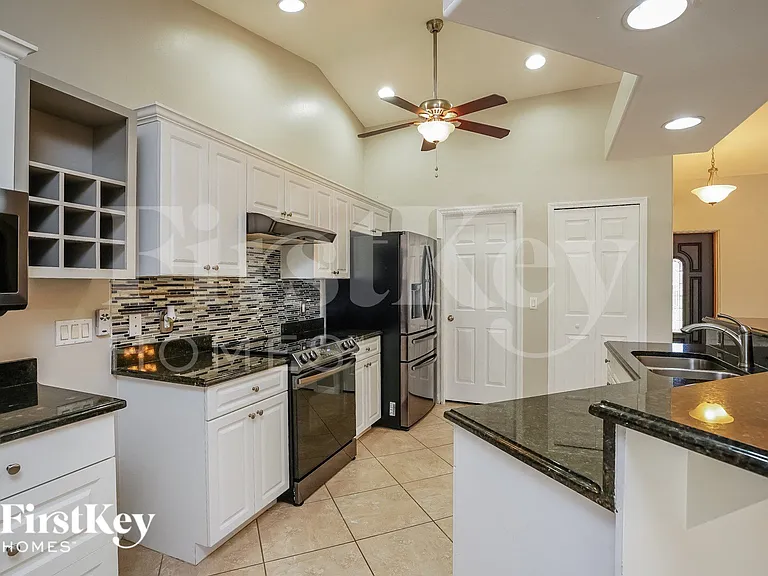1217 SW 35th Ter — Photo 6