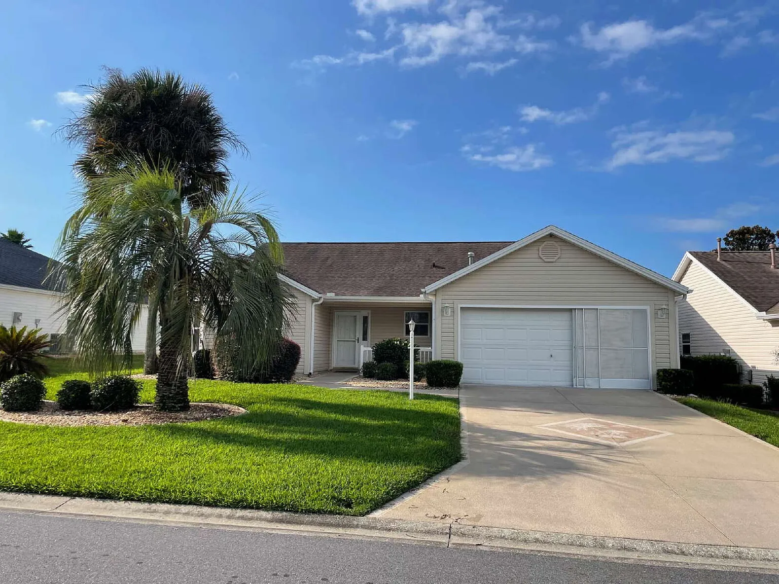 3 bed, 2.0 bath, 1850 sqft, $2,300 — Photo 2