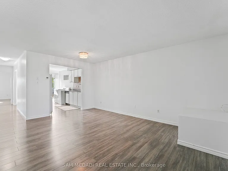 87 Rundle Cres — Photo 3