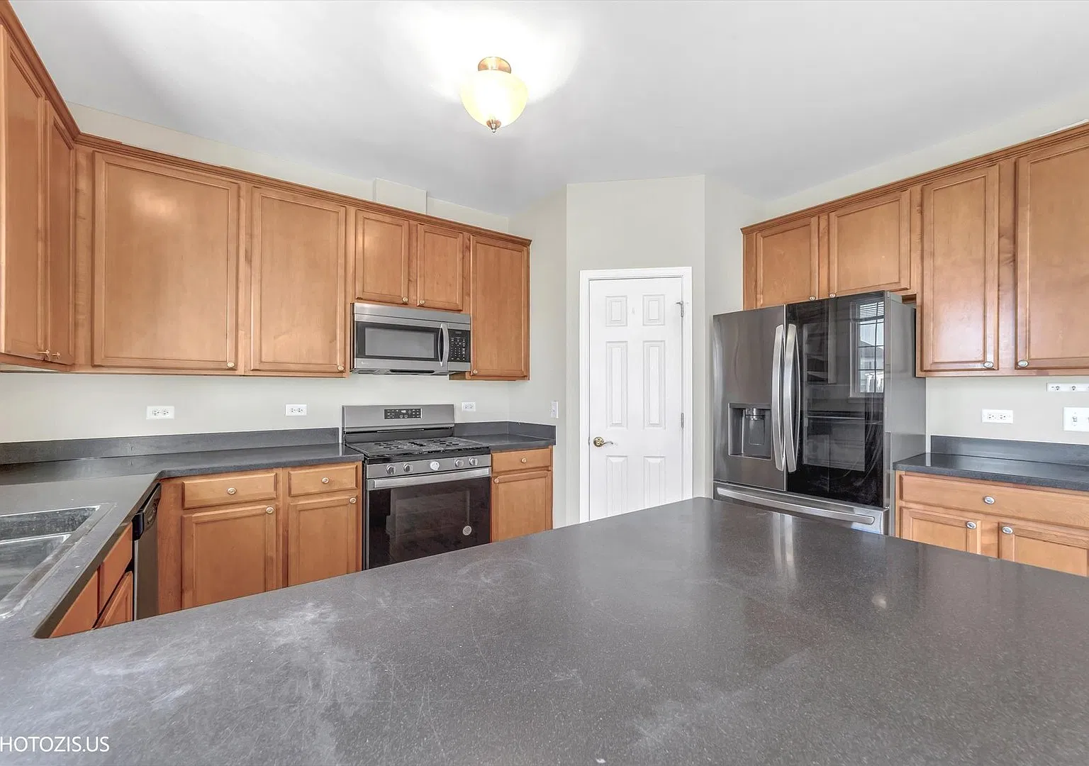 3 bed, 2.5 bath, 1704 sqft, $2,800 — Photo 3