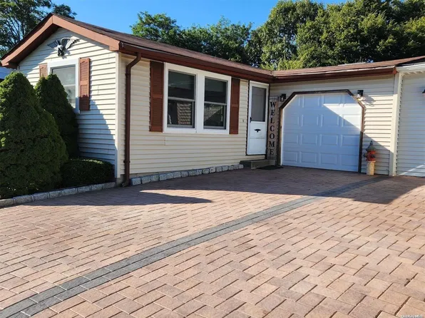 10 Greenwood Boulevard #10, Manorville, NY 11949