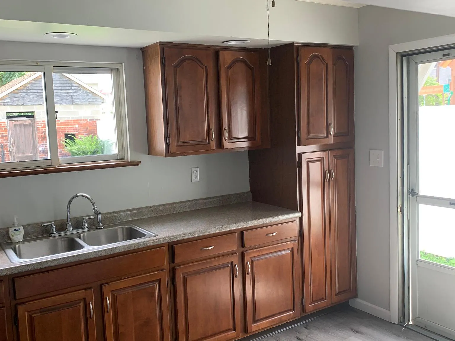 1718 Riverside Dr — Photo 3