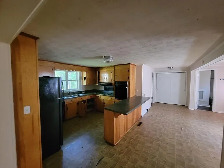 Kitchen - Open to dining area and Living area