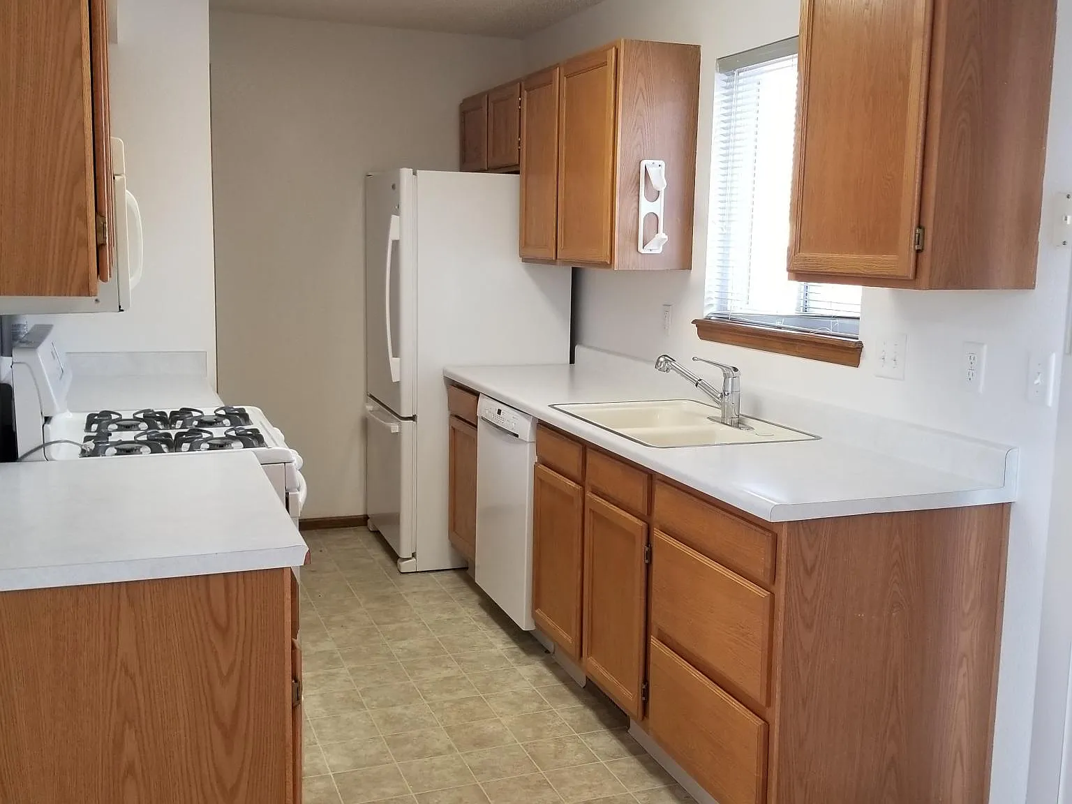 3 bed, 1275 sqft, $1,919 — Photo 2