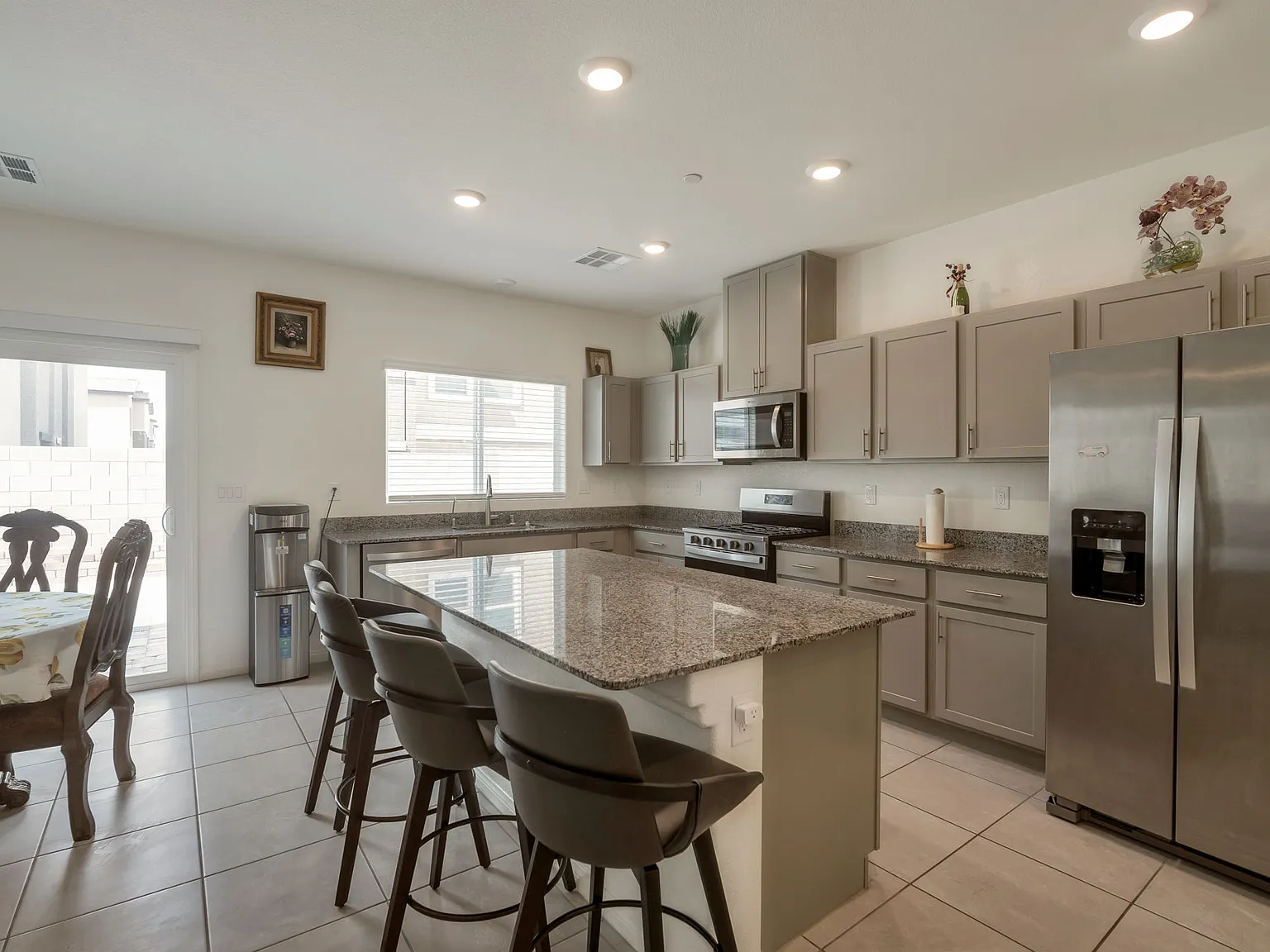 4 bed, 2992 sqft, $4,600 — Photo 4