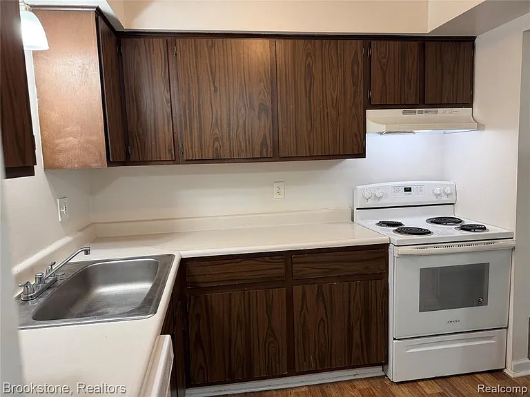 23600 Kelly Rd #6 — Photo 3