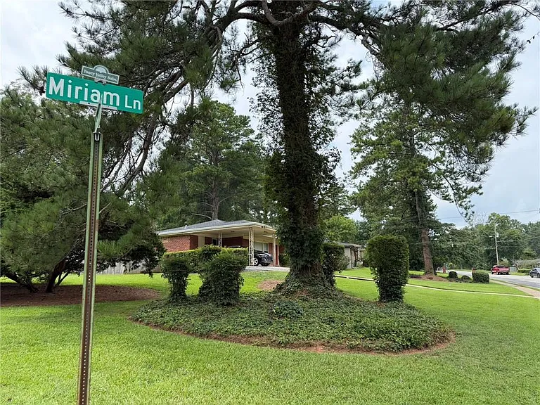 2465 Miriam Ln — Photo 20