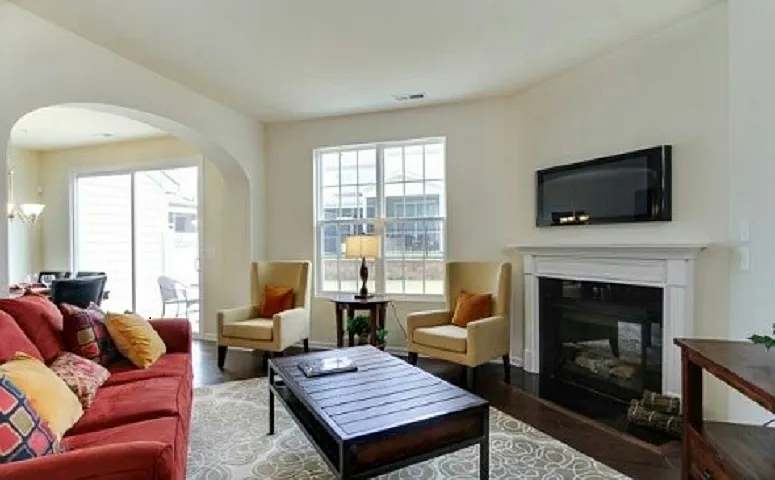 3 bed, 2.5 bath, 1700 sqft, $2,100 — Photo 2