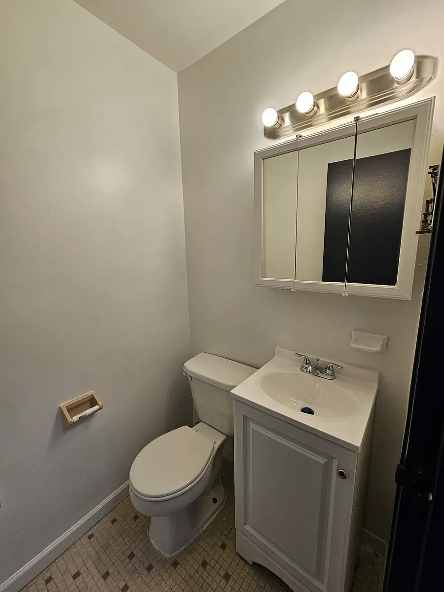 Building Photo - 740 Vose Ave #2C