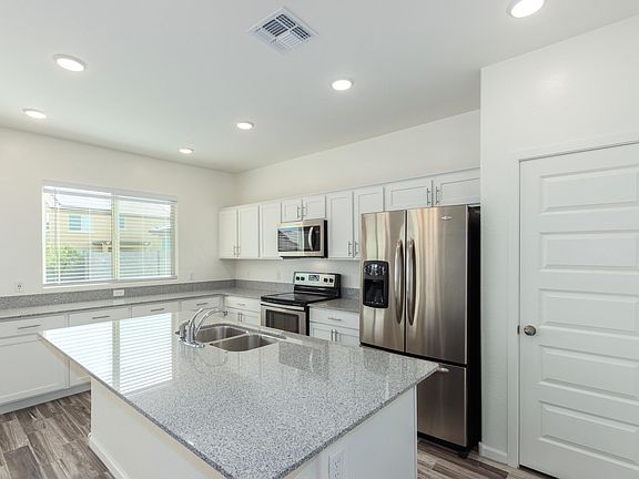 5th image of 739 W Kingman Dr