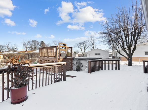 1141 Hartford Ln, Elk Grove Village, IL 60007