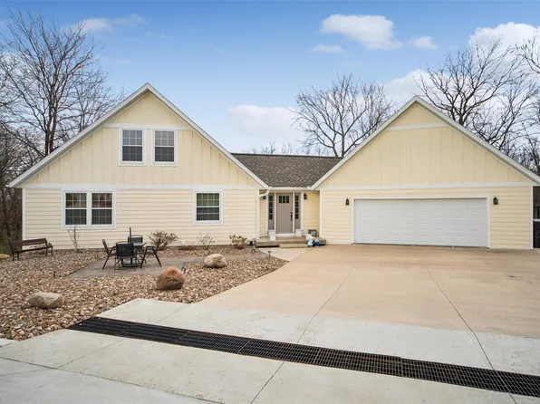 2279 Dakota Dr, Pella, IA 50219