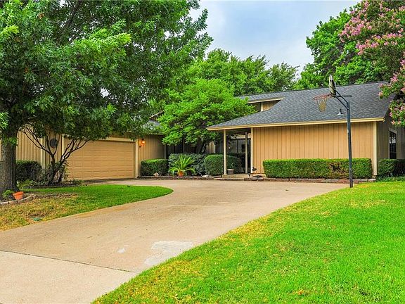 4th image of 405 Gingerbread Ln