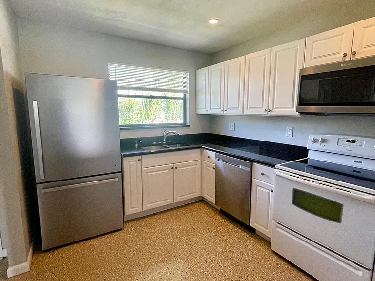 1271 SE Parkview Pl #H8 — Photo 4