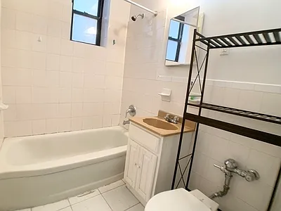 3 bed, 1000 sqft, $3,700 — Photo 2