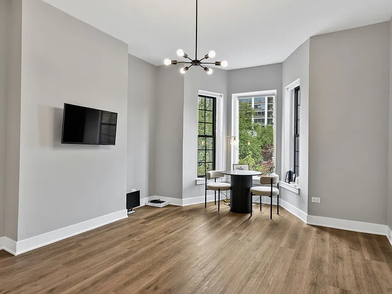 1421 N Dearborn St — Photo 4