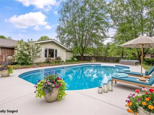 2105 Carnes Dr, Springdale, AR 72762