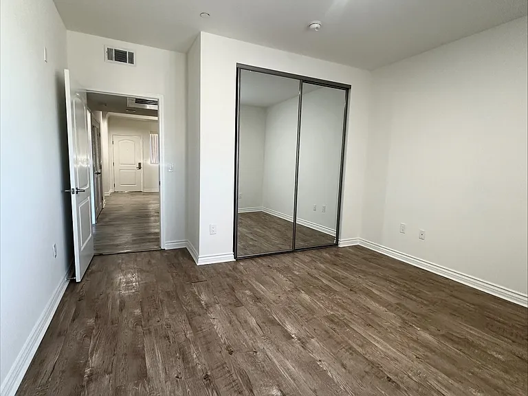 14653 Nordhoff St #404 — Photo 10
