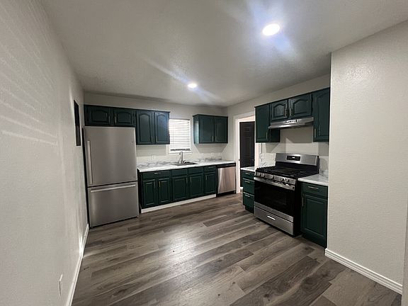 2nd image of 924 N Broadway Ave