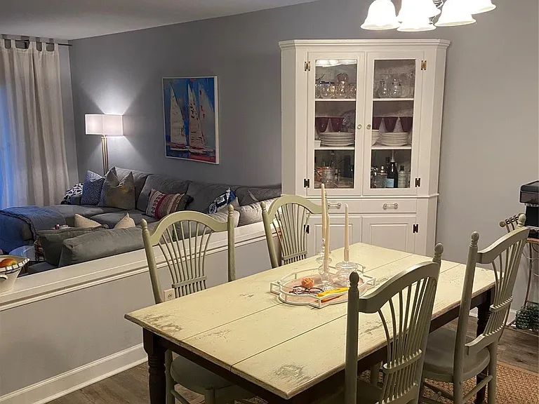 300 E Park Ave — Photo 2