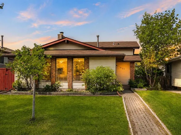 471 S Berkley Cres NW, Calgary, AB T3K 1A9