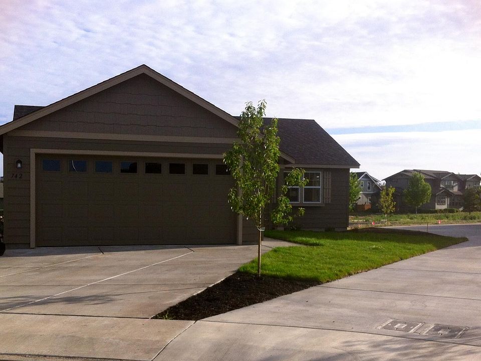 1st image of 742 NW Green Forest Cir