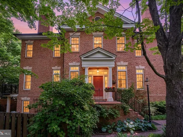 2026 Mayfair McLean Ct, Falls Church, VA 22043