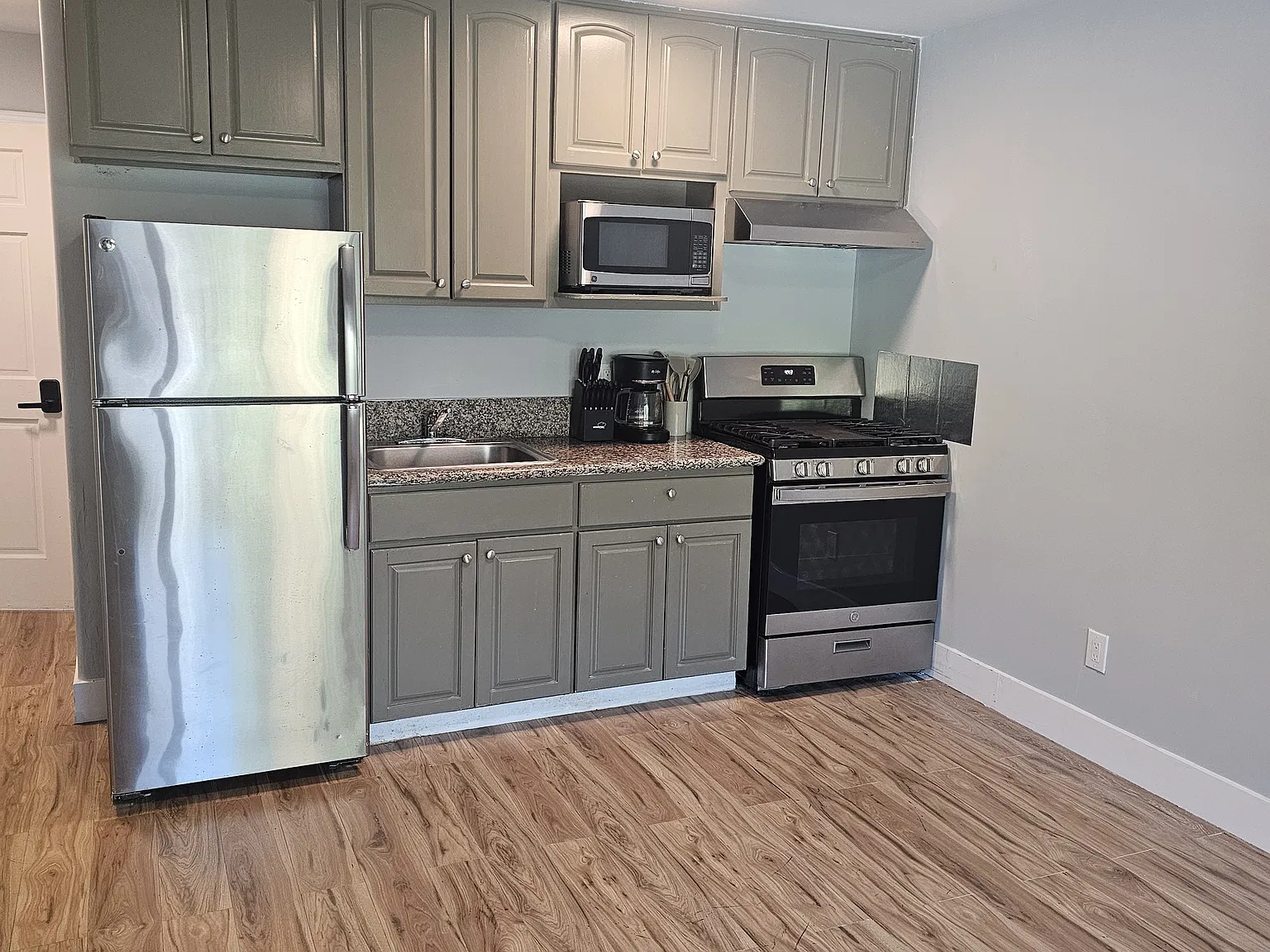2 bed, 700 sqft, $4,250 — Photo 4
