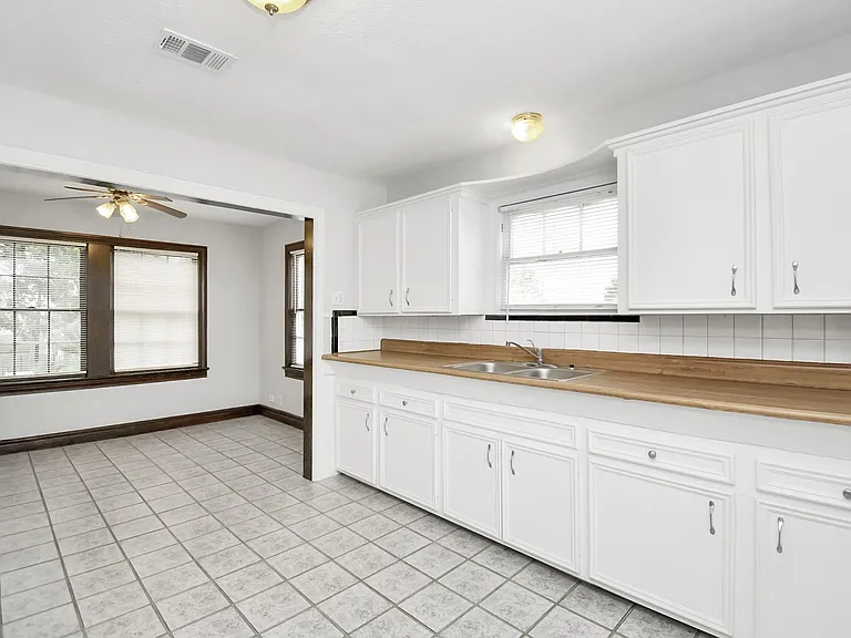 109 Amundsen St — Photo 8