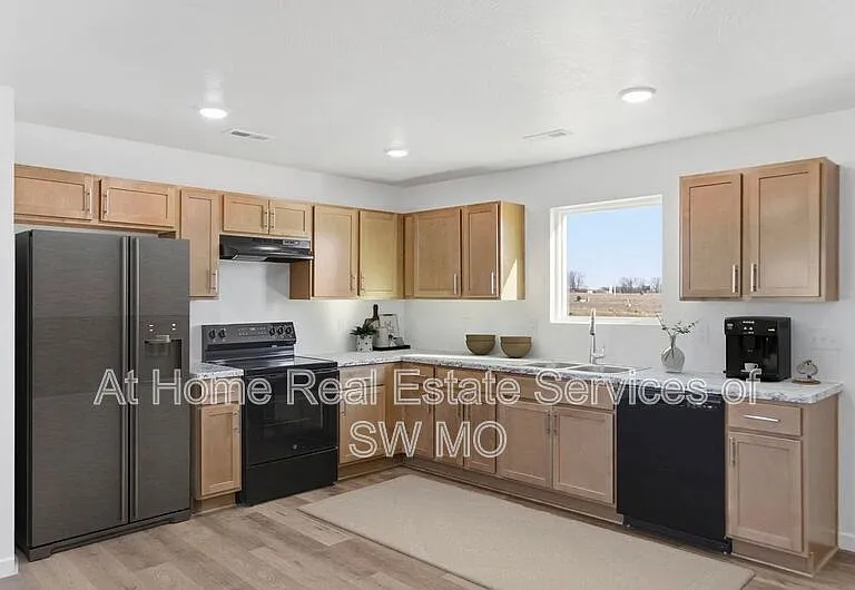 1035 W Madison Dr — Photo 6