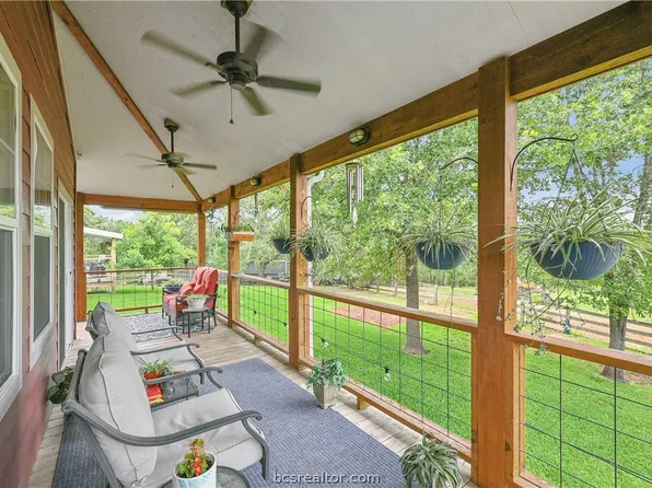 3917 Winding Rd, Hearne, TX 77859