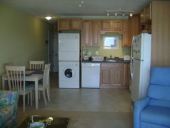 Open concept W/D, DW