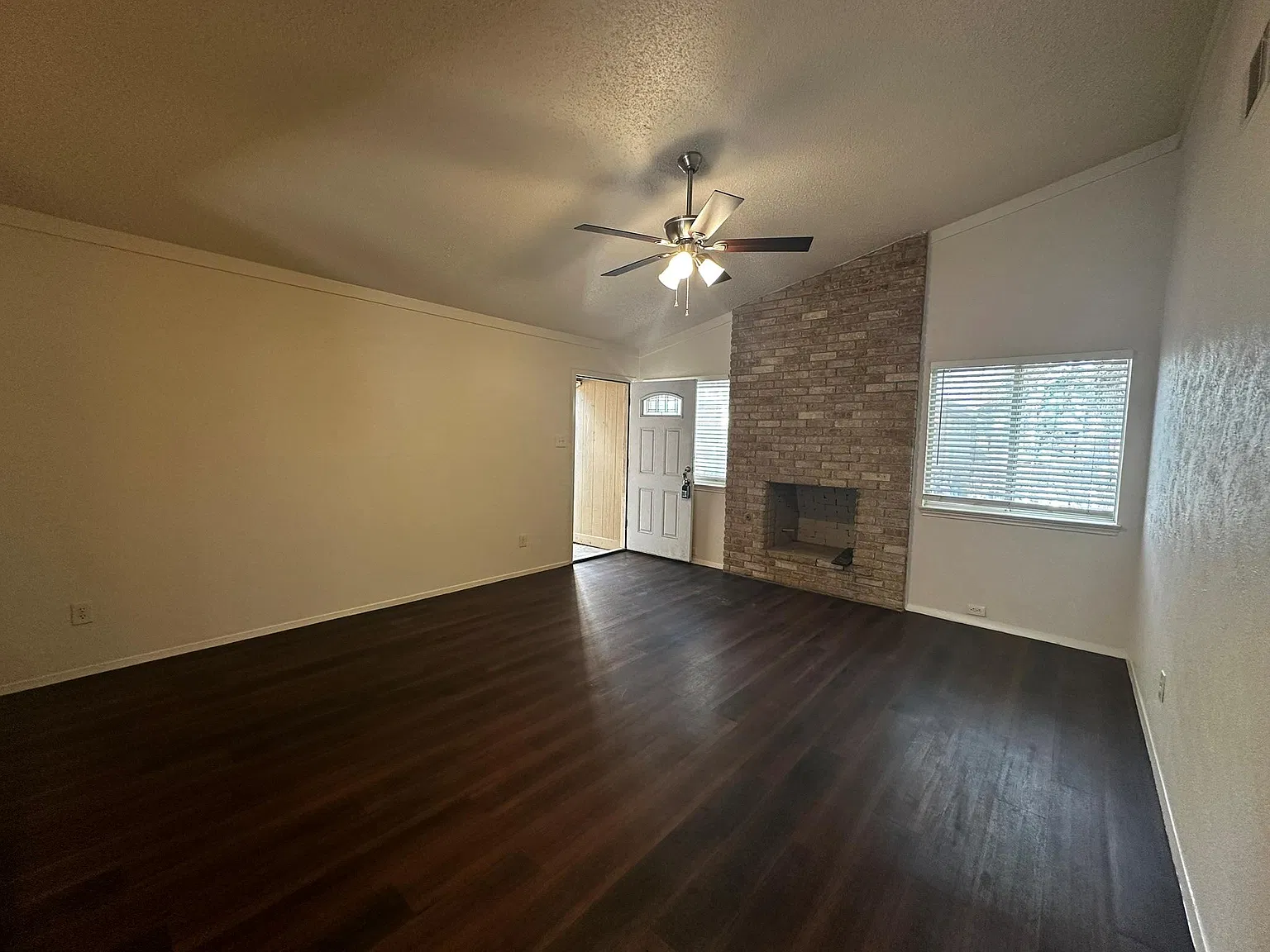 3 bed, 2.0 bath, 2098 sqft, $1,595 — Photo 4