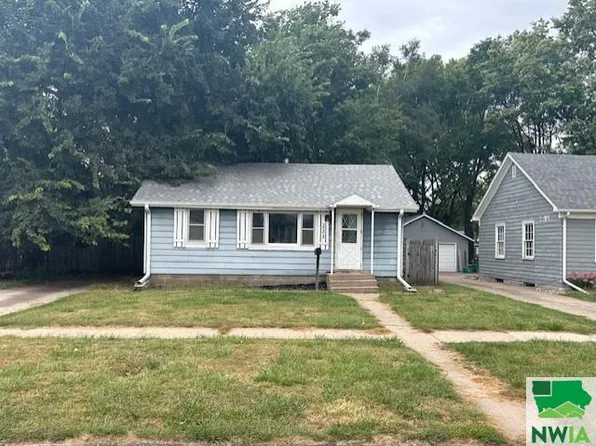 223 S Pine St, Vermillion, SD 57069