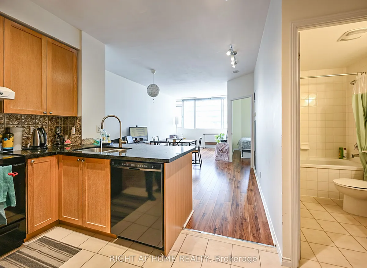 Building Photo - 555 Yonge St #802