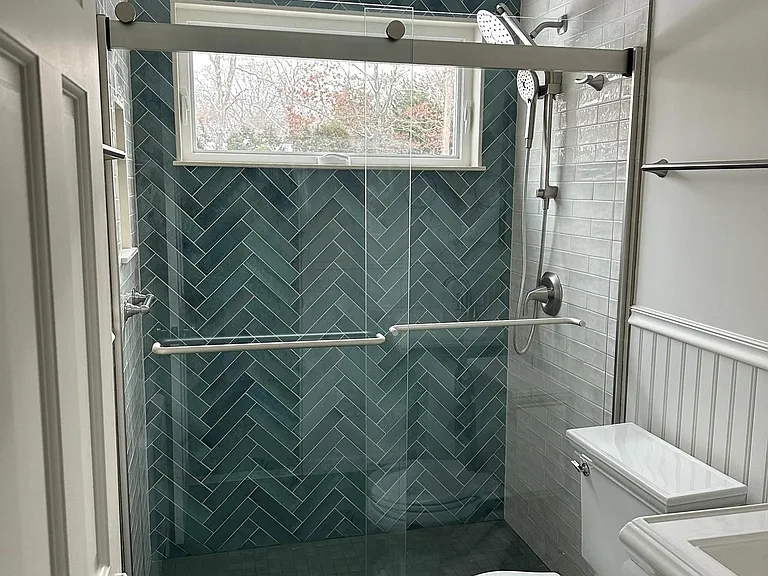 1sr Floor bathroom newly renovated
