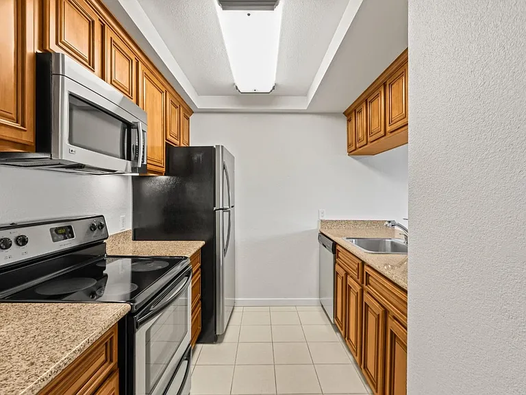 324 Catalpa St #205 — Photo 4