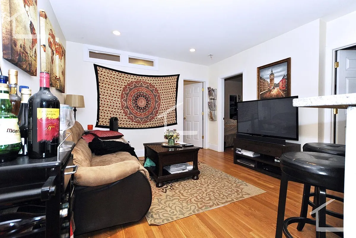 Building Photo - 64 Egmont St #4