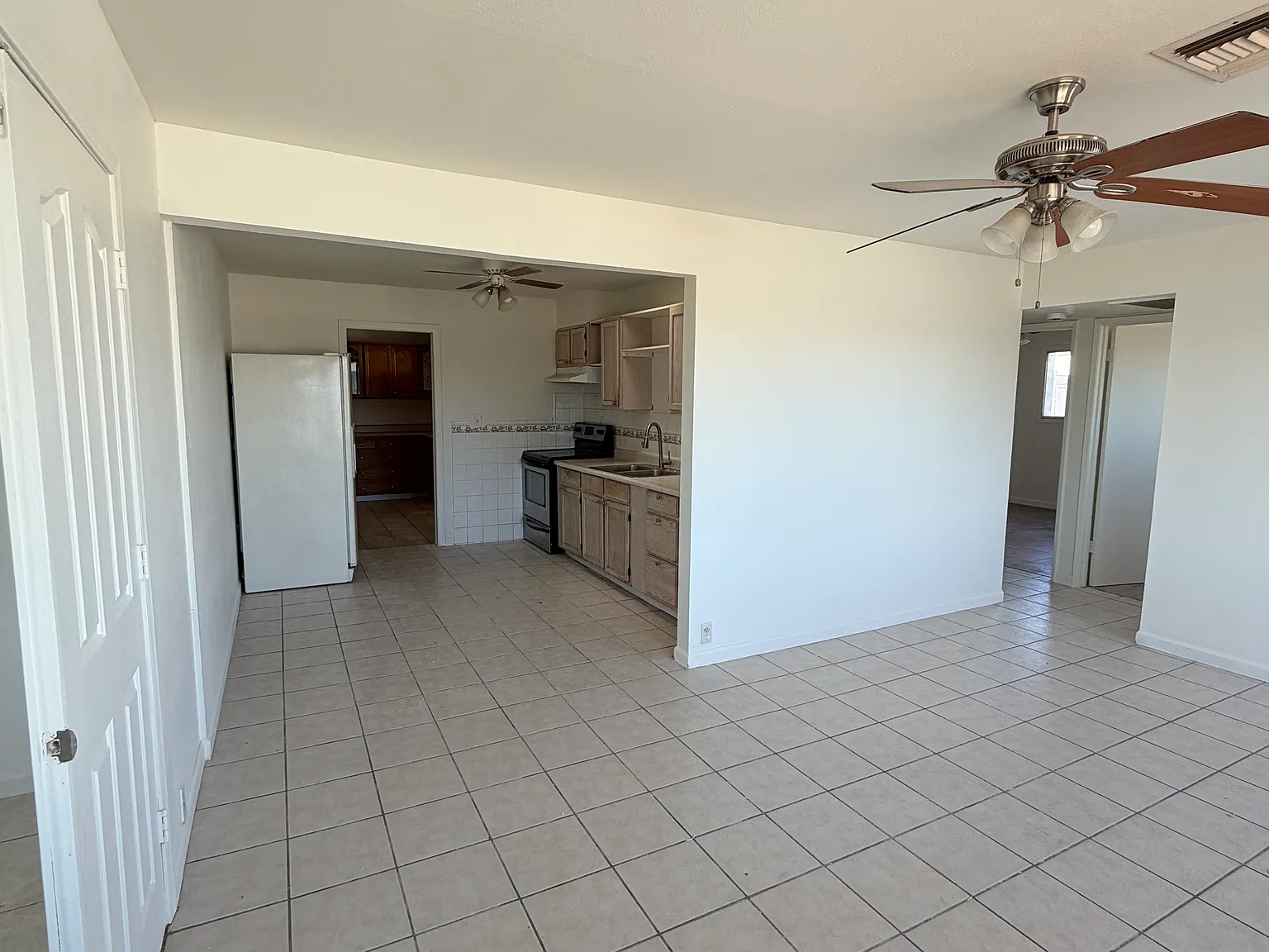 6 bed, 2200 sqft, $2,995 — Photo 4