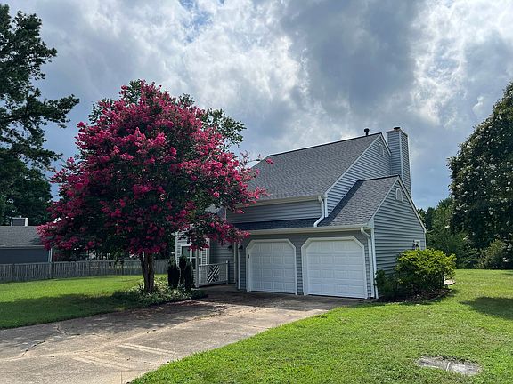 3rd image of 101 N Lakeland Cres