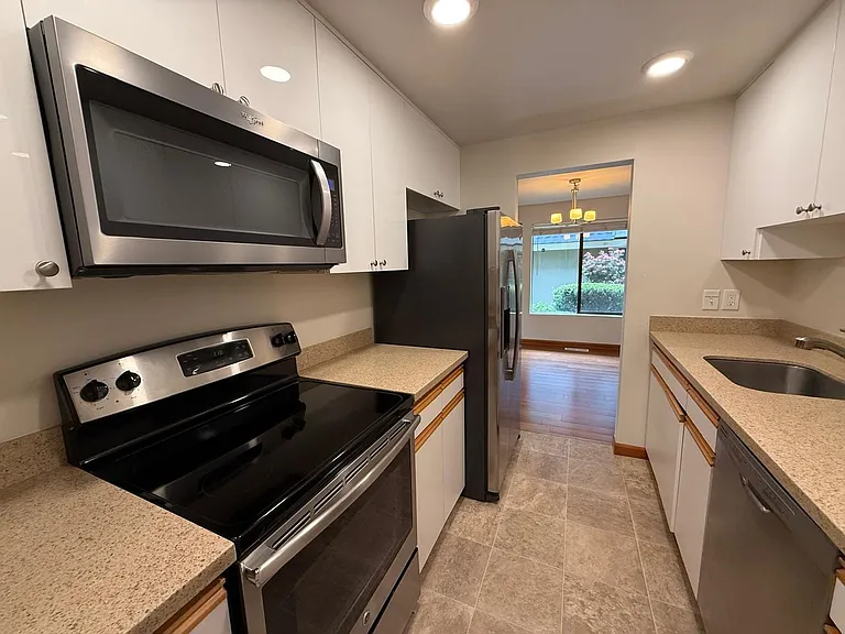 9805 NE 124th St #107 — Photo 7