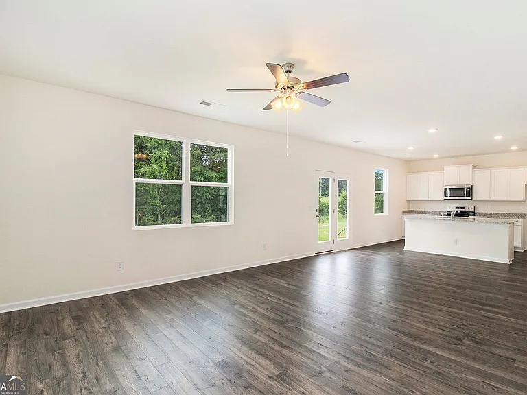 568 Whitman Ln — Photo 9