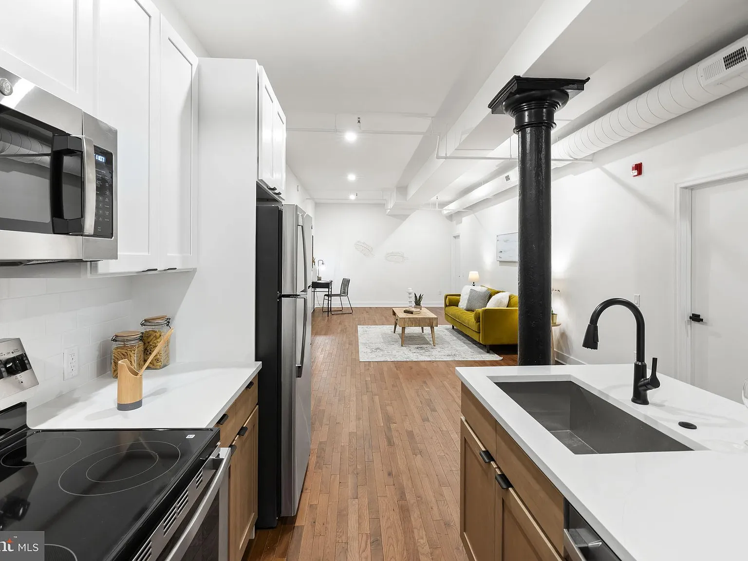 2 bed, 658 sqft, $1,895 — Photo 1