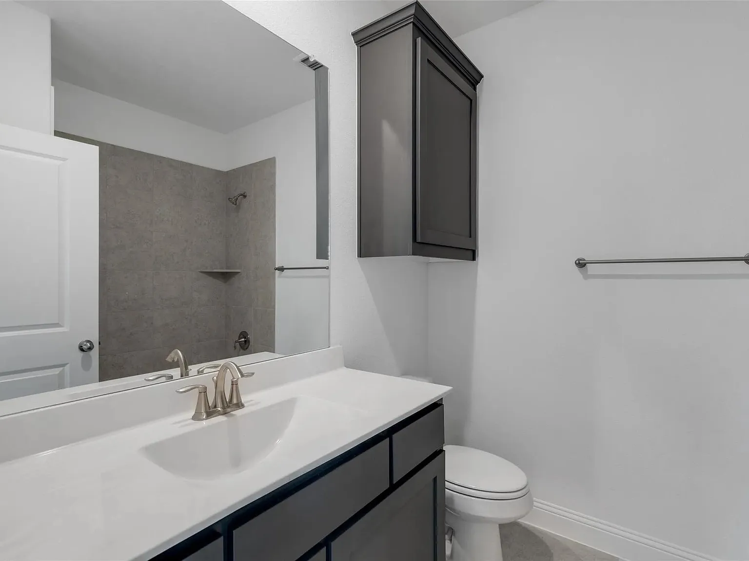 5 bed, 4.5 bath, 4000 sqft, $4,500 — Photo 4