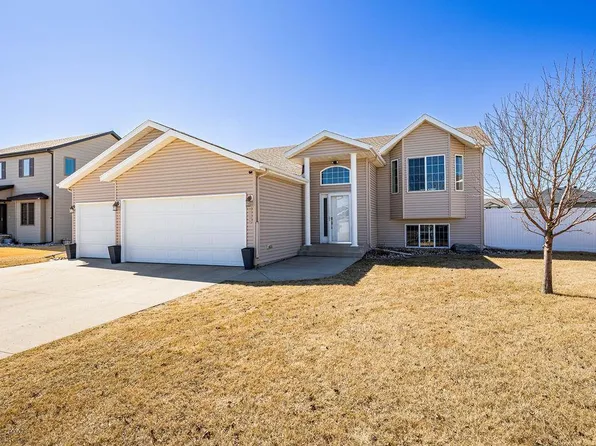 4524 Sunrise Dr, West Fargo, ND 58078