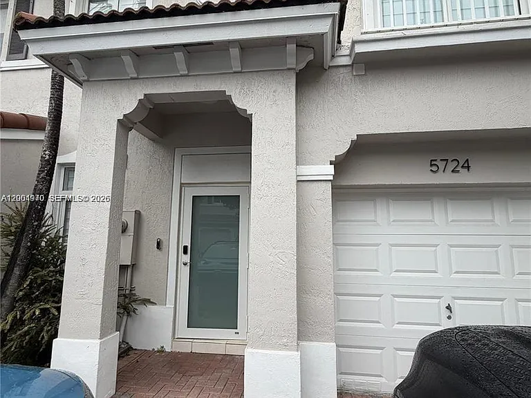 5724 NW 112th Pl #5724 — Photo 1