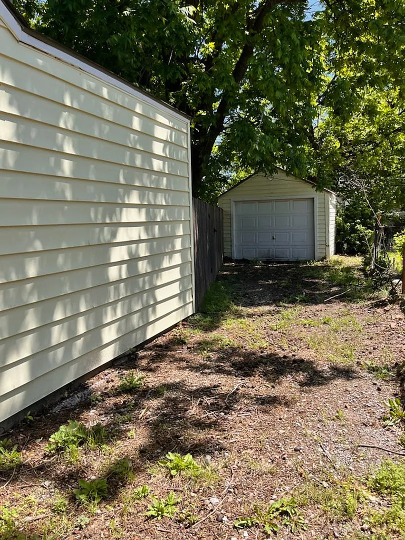 705 W Indiana — Photo 2