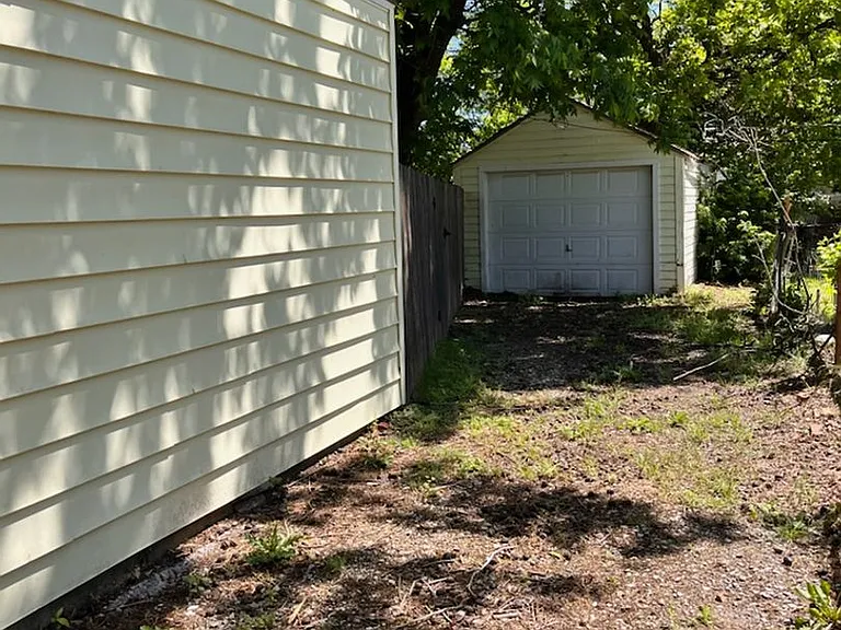705 W Indiana Ave — Photo 2